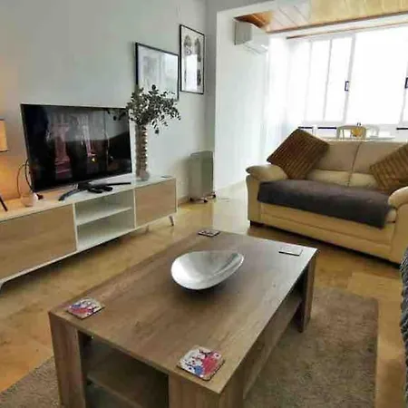 Lovely 2 Bedroom 2nd Line To Apartment
