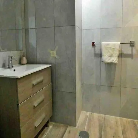 Lovely 2 Bedroom 2nd Line To Apartment *