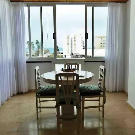 Lovely 2 Bedroom 2nd Line To Apartment