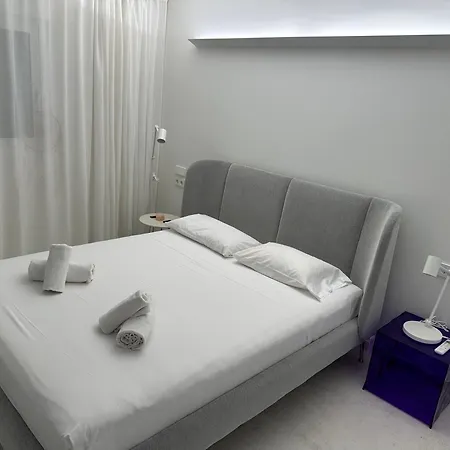 Beachfront 2-bedroom, Sleeps 6, Pool, Restaurants