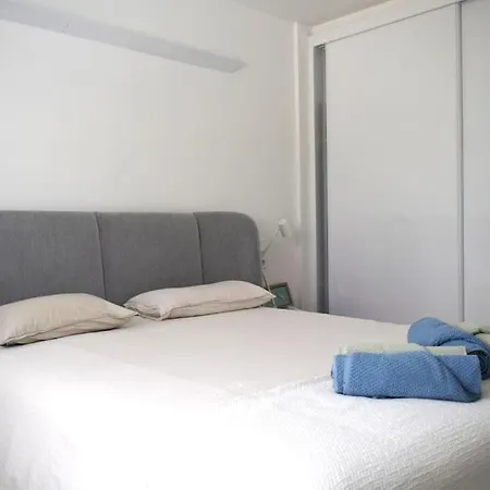 Beachfront 2-bedroom, Sleeps 6, Pool, Restaurants Appartement *