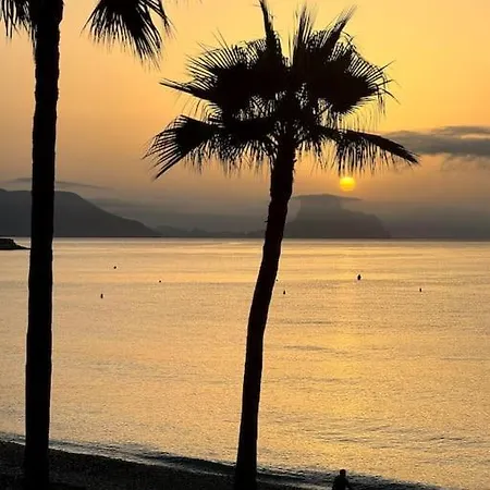 Beachfront 2-bedroom, Sleeps 6, Pool, Restaurants * El Albir