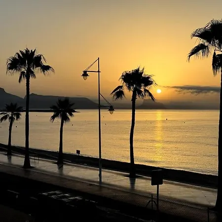 Beachfront 2-bedroom, Sleeps 6, Pool, Restaurants Appartement
