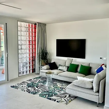 Beachfront 2-bedroom, Sleeps 6, Pool, Restaurants El Albir
