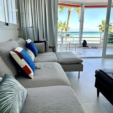 Beachfront 2-bedroom, Sleeps 6, Pool, Restaurants El Albir