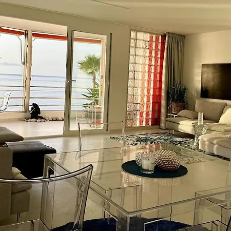 Beachfront 2-bedroom, Sleeps 6, Pool, Restaurants Appartement