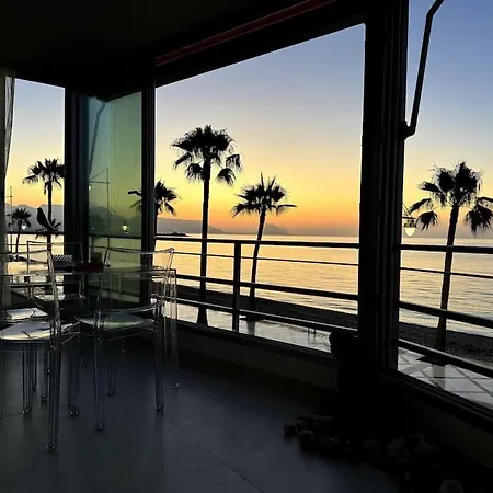 Beachfront 2-bedroom, Sleeps 6, Pool, Restaurants