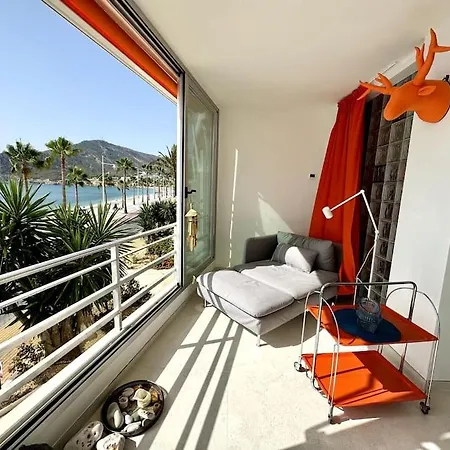 Beachfront 2-bedroom, Sleeps 6, Pool, Restaurants Appartement