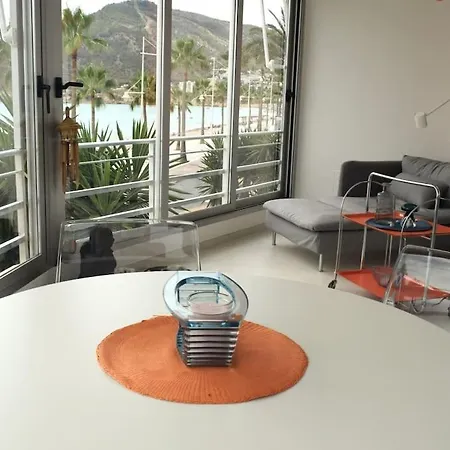Beachfront 2-bedroom, Sleeps 6, Pool, Restaurants Appartement El Albir