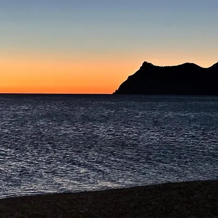 Beachfront 2-bedroom, Sleeps 6, Pool, Restaurants * El Albir
