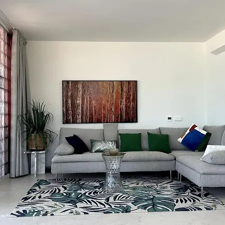 Beachfront 2-bedroom, Sleeps 6, Pool, Restaurants *