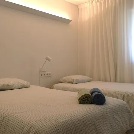 Beachfront 2-bedroom, Sleeps 6, Pool, Restaurants Appartement