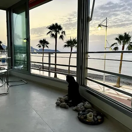 Beachfront 2-bedroom, Sleeps 6, Pool, Restaurants *
