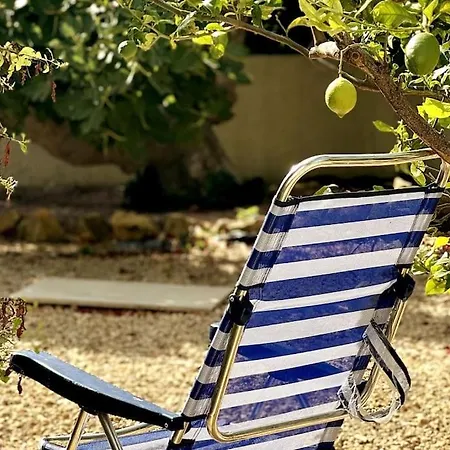 Beachfront 2-bedroom, Sleeps 6, Pool, Restaurants