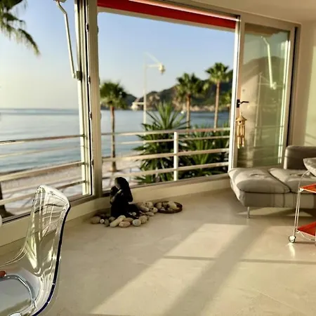 Beachfront 2-bedroom, Sleeps 6, Pool, Restaurants Appartement *
