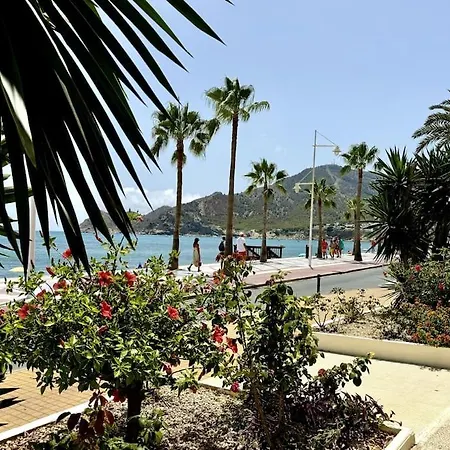 Beachfront 2-bedroom, Sleeps 6, Pool, Restaurants Appartement El Albir