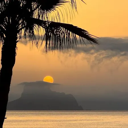 Beachfront 2-bedroom, Sleeps 6, Pool, Restaurants Appartement *