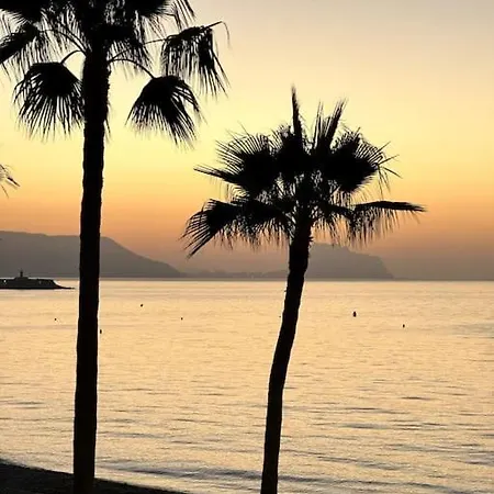 Beachfront 2-bedroom, Sleeps 6, Pool, Restaurants Appartement El Albir