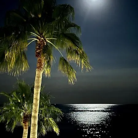 Beachfront 2-bedroom, Sleeps 6, Pool, Restaurants *