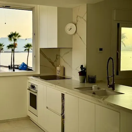 Beachfront 2-bedroom, Sleeps 6, Pool, Restaurants Appartement El Albir