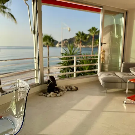 Beachfront 2-bedroom, Sleeps 6, Pool, Restaurants *