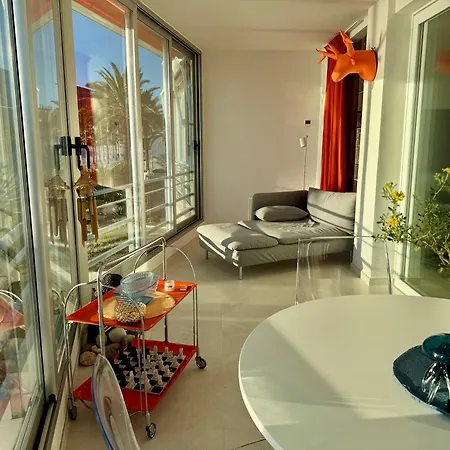 Beachfront 2-bedroom, Sleeps 6, Pool, Restaurants *