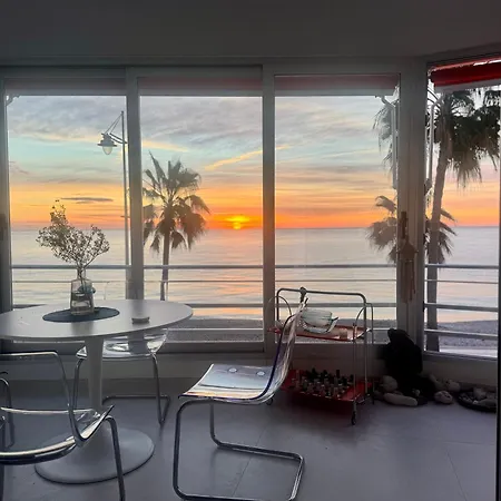 Beachfront 2-bedroom, Sleeps 6, Pool, Restaurants Appartement