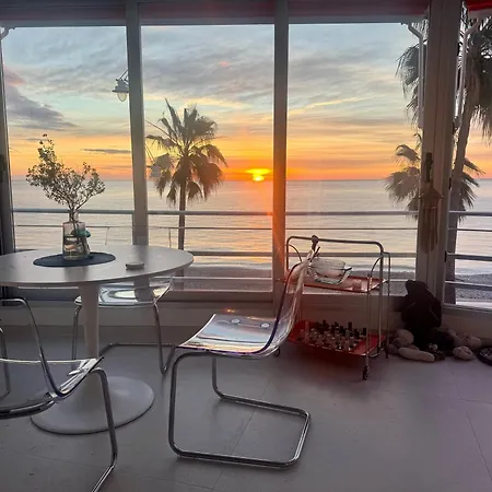 Beachfront 2-bedroom, Sleeps 6, Pool, Restaurants