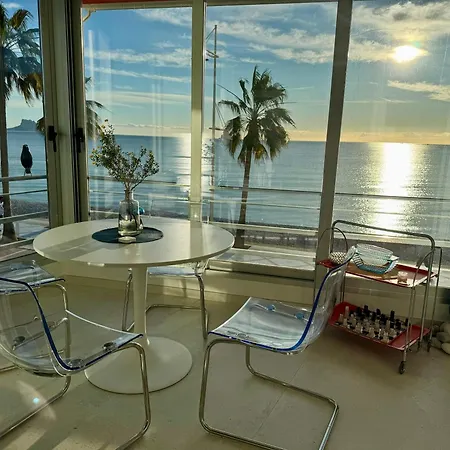 Beachfront 2-bedroom, Sleeps 6, Pool, Restaurants Appartement El Albir