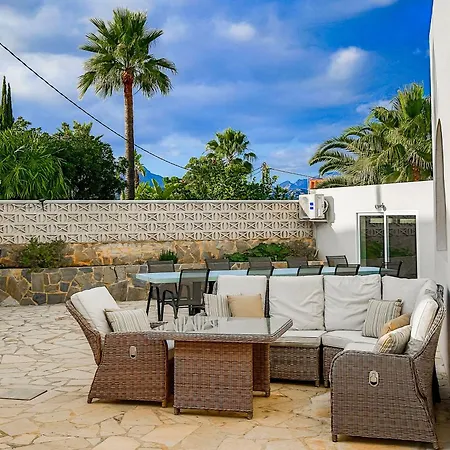 Beautiful Open 3 Bed Apartment *