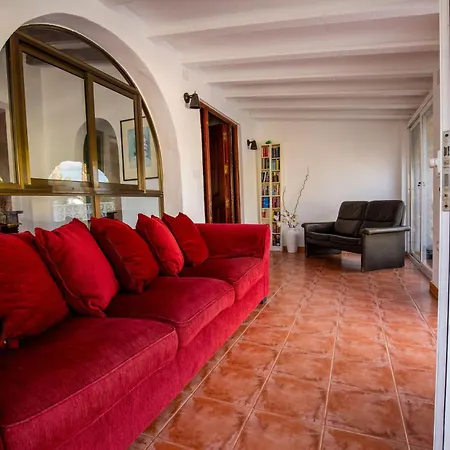 Beautiful Open 3 Bed Apartment *