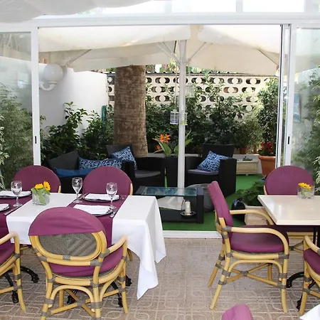 La Riviera Hotel *